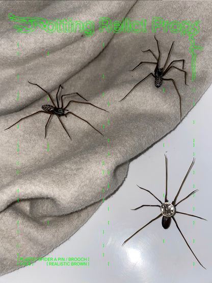 Plastik Spinne als Pin / Brosche | Realistische Hauswinkelspinne | 1 Stk