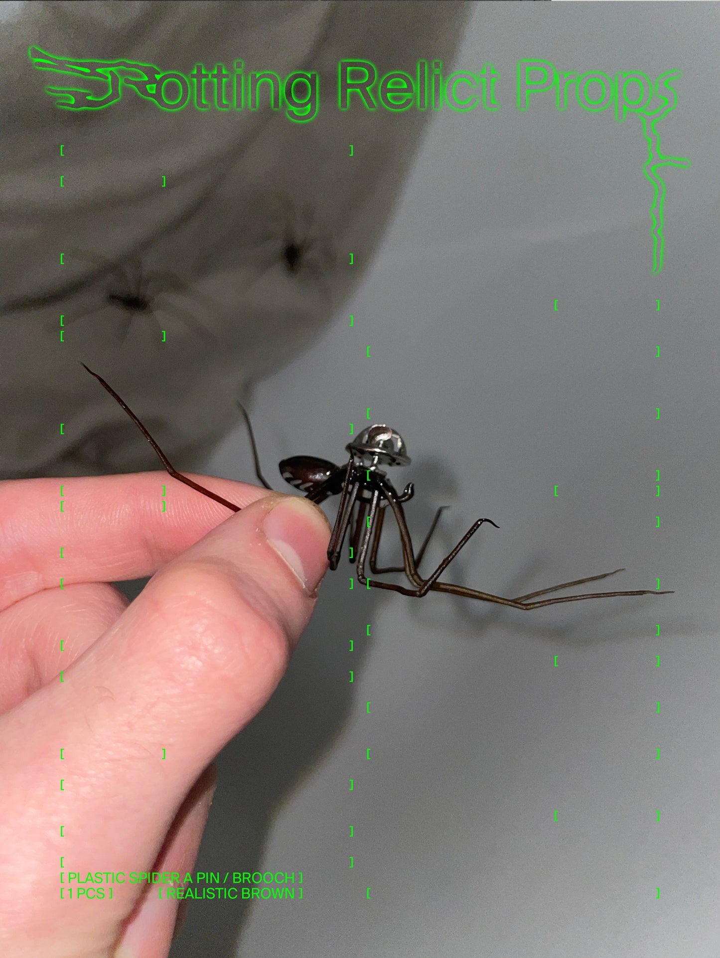 Plastik Spinne als Pin / Brosche | Realistische Hauswinkelspinne | 1 Stk