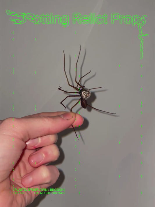 Plastik Spinne als Pin / Brosche | Realistische Hauswinkelspinne | 1 Stk